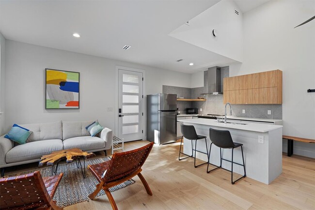 Building Photo - 1100 Romeria Dr