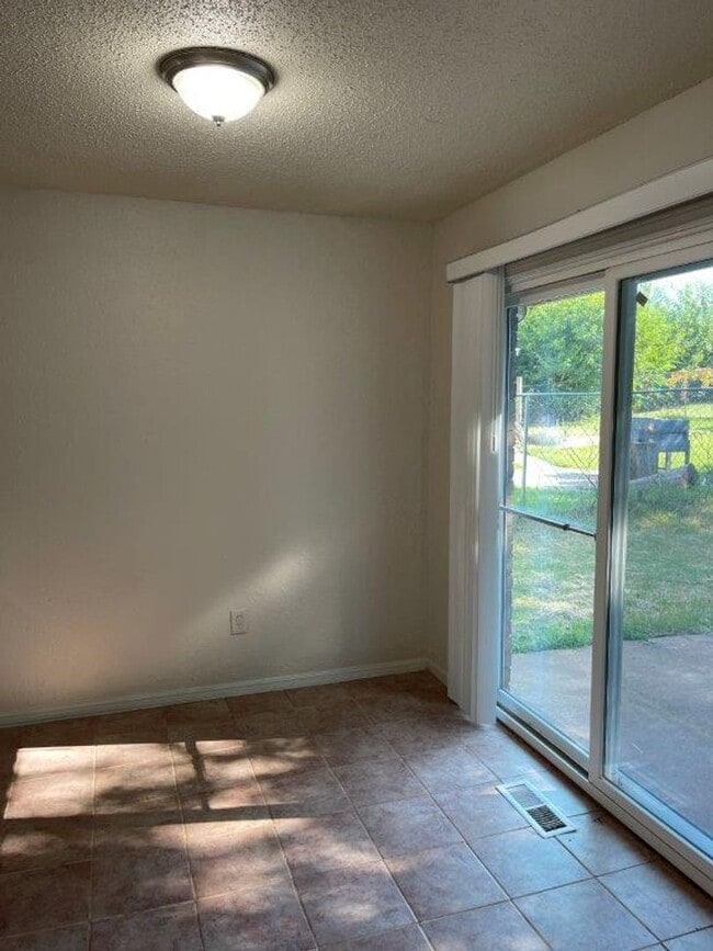 Building Photo - Military Discount available! Updated 3 bed 2 bath, 2 car, fenced yard!