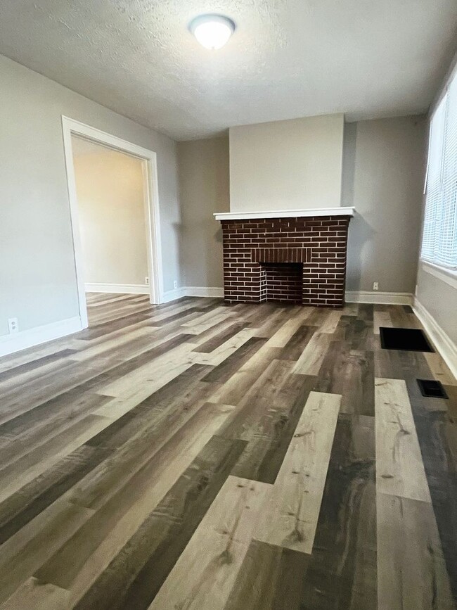 Building Photo - Three bedroom One bathroom single family h...