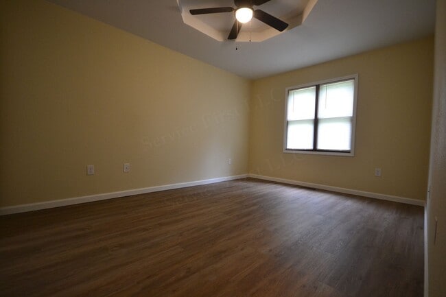 Building Photo - 3 Bed 1 Bath House with a 1 Car Garage For...