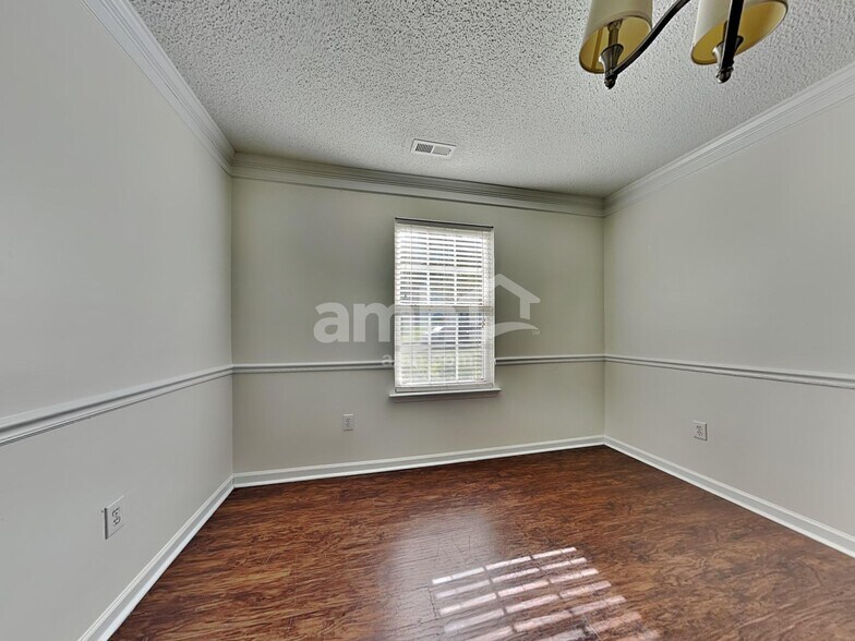 Building Photo - 6527 Forest Cross Dr