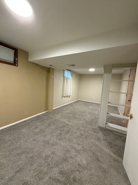 Building Photo - 3322 Vivian Dr