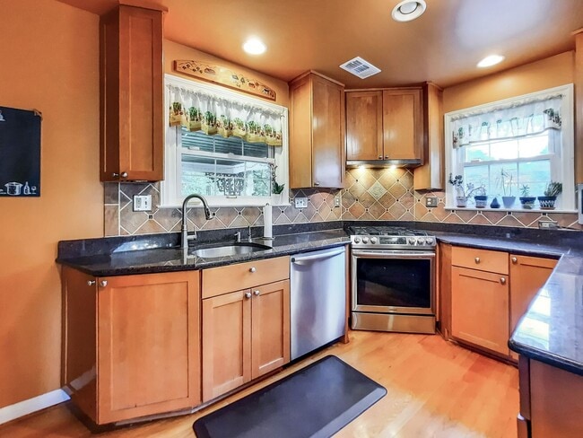Building Photo - Short-term Rental. 3BR/3.5BA Cape Cod – Ov...