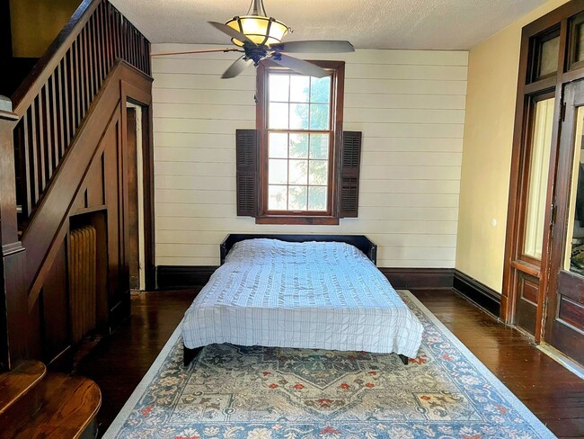 Building Photo - Charming 3 Bedroom with Lush Sunset Views ...