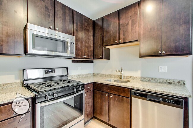 Building Photo - Beautiful Rehabbed Hyde Park Apartments! S...