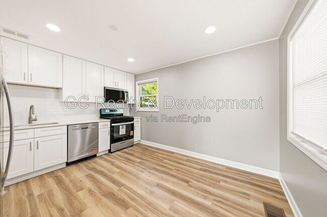 Building Photo - 2804 School Dr