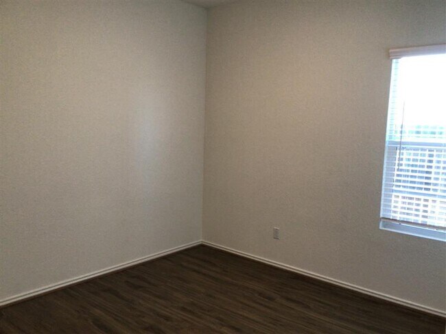 Building Photo - 900 Piney Cove