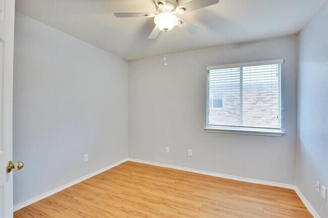 Building Photo - 1002 Remington Dr