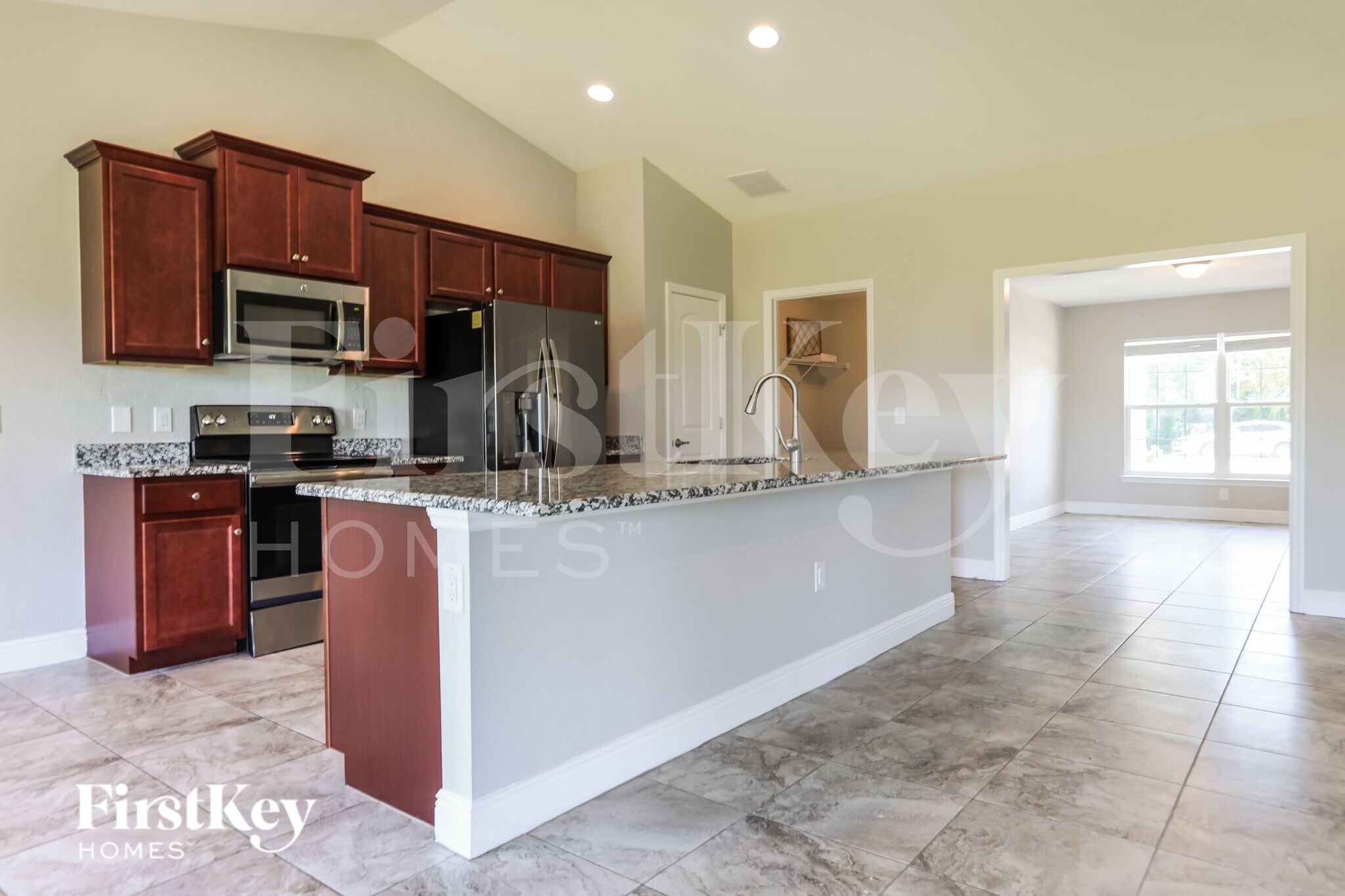 Building Photo - 282 Franca St