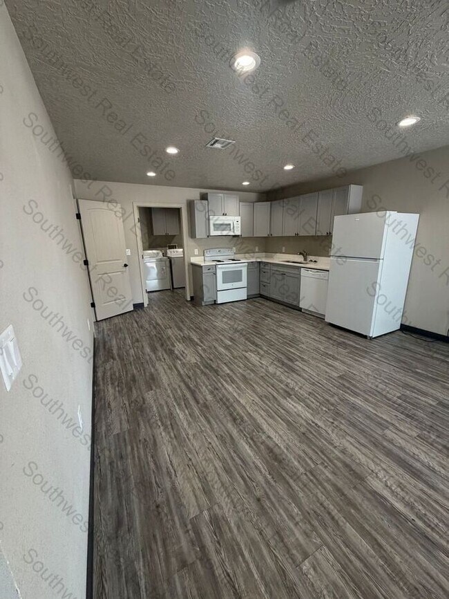 Building Photo - Modern 2 Bed 2 Bath apartment