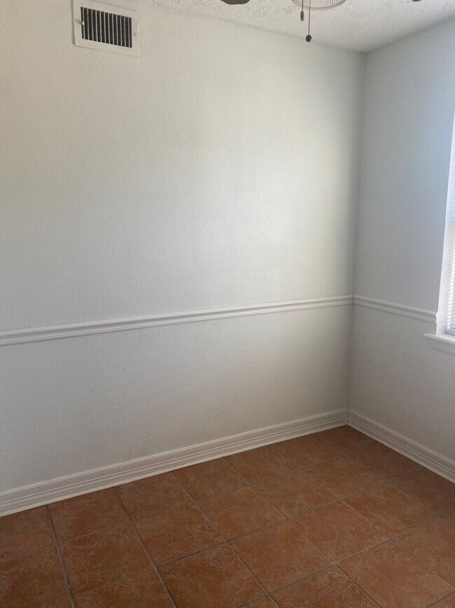 Building Photo - Great 2 Bedroom Condo !