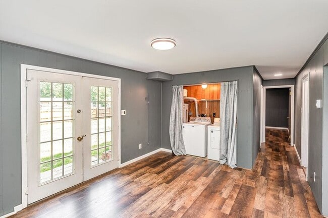 Building Photo - 411 Deerwood Dr