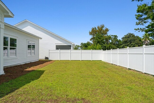 Building Photo - 712 Landing Cir