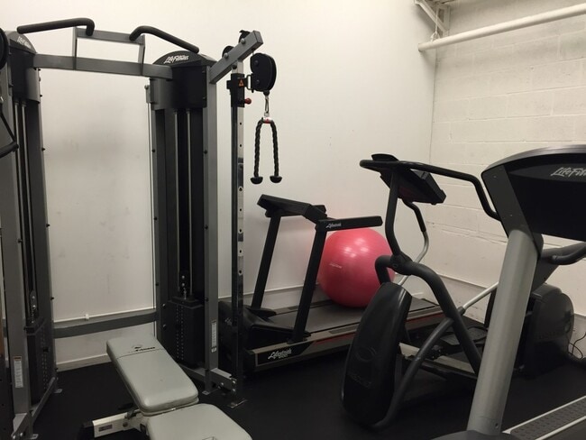 Building Photo - 1000 W Leland Ave