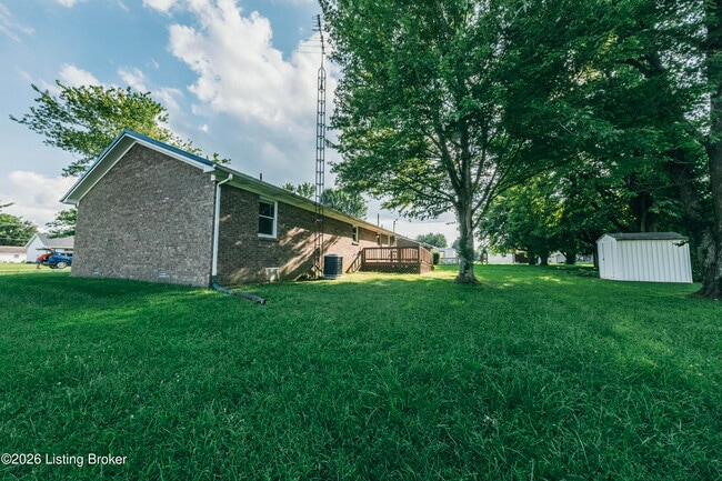 Building Photo - 309 E 6th St