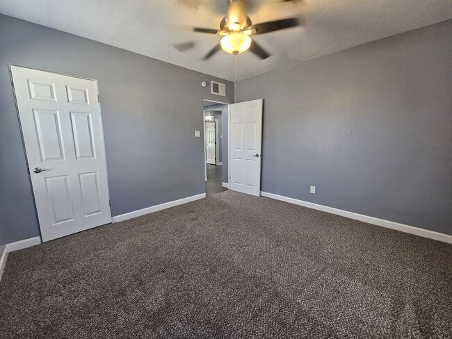 Building Photo - Charming Home 3 bedrooms 1 bath Large Yard.