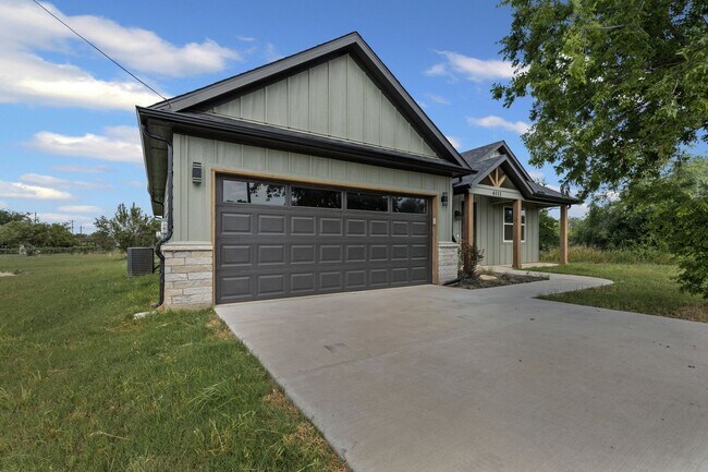 Building Photo - Grand in Granbury!
