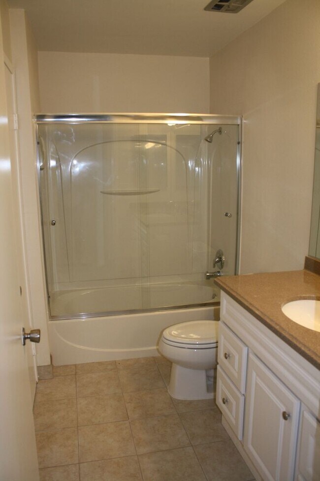 Building Photo - 2 Bedroom Condo for Rent