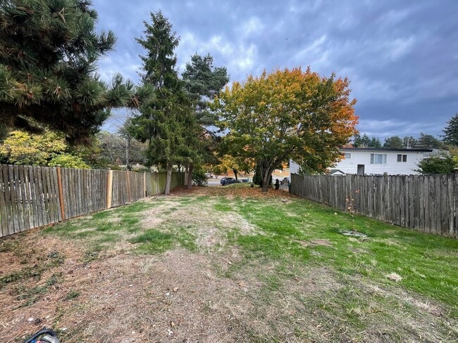 Building Photo - West Seattle - 2 bedroom and 1 bathroom