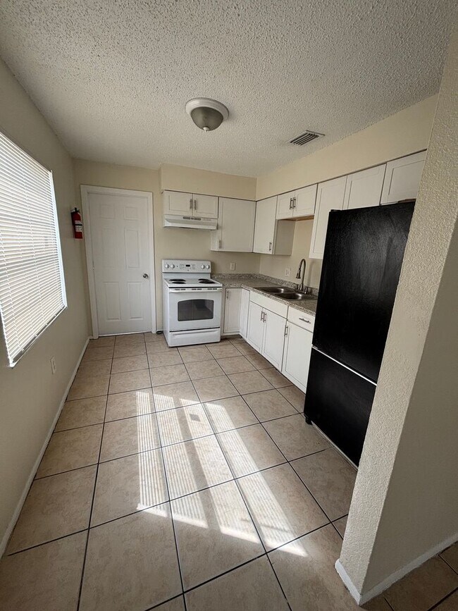 Building Photo - 3 bedroom 2 bath duplex