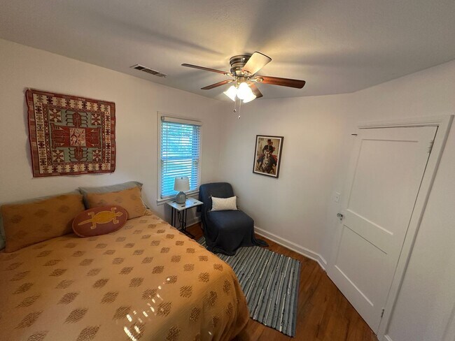 Building Photo - 3 BED | 1 BATH | SPACIOUS GATED BACKYARD |...