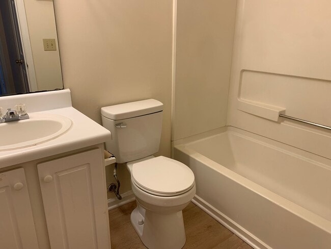 Building Photo - 1 BR, 1 BA Condo-3rd floor *Fresh paint throughout! * Easy to clean flooring only one year old. P...