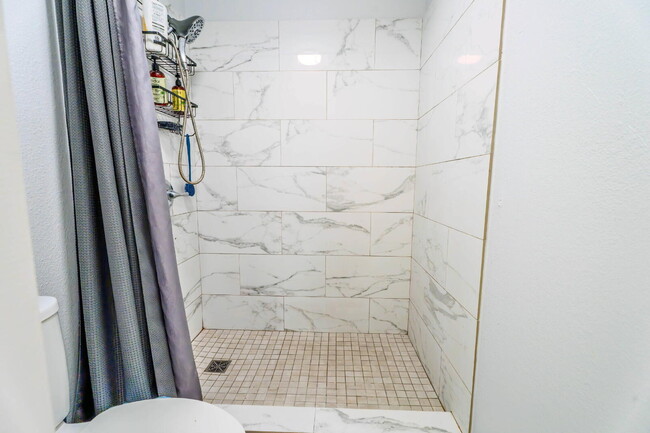 Building Photo - Modern Comfort in Mariners Village – Renov...