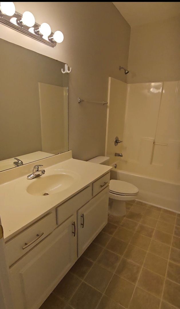 Building Photo - Fountain Pointe 3 bed 2 bath - Long Term Rental