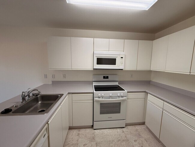 Building Photo - Recently updated top floor 1 bedroom + office with laundry, pool and garage