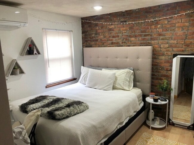 Building Photo - 314 E 8th St