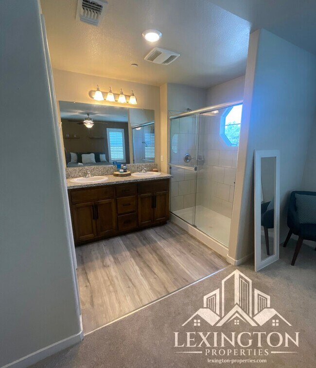 Building Photo - Modern Roseville Living – 3 Bed | 2.5 Bath |