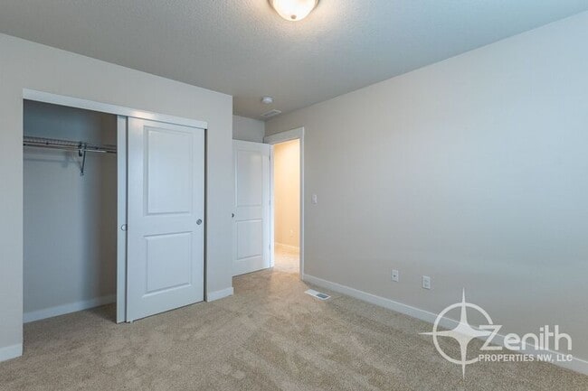 Building Photo - 124 S 88th Dr