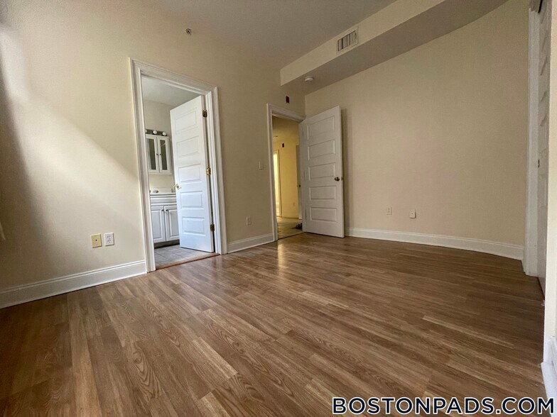 Building Photo - 53 Ashford St