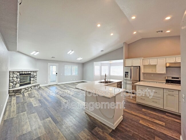Building Photo - 3630 E Vineyard Dr N