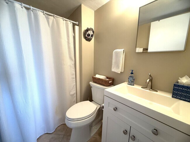 Building Photo - SEASONAL BEACH ACCESS 2/2 CONDO ON FT. MYE...