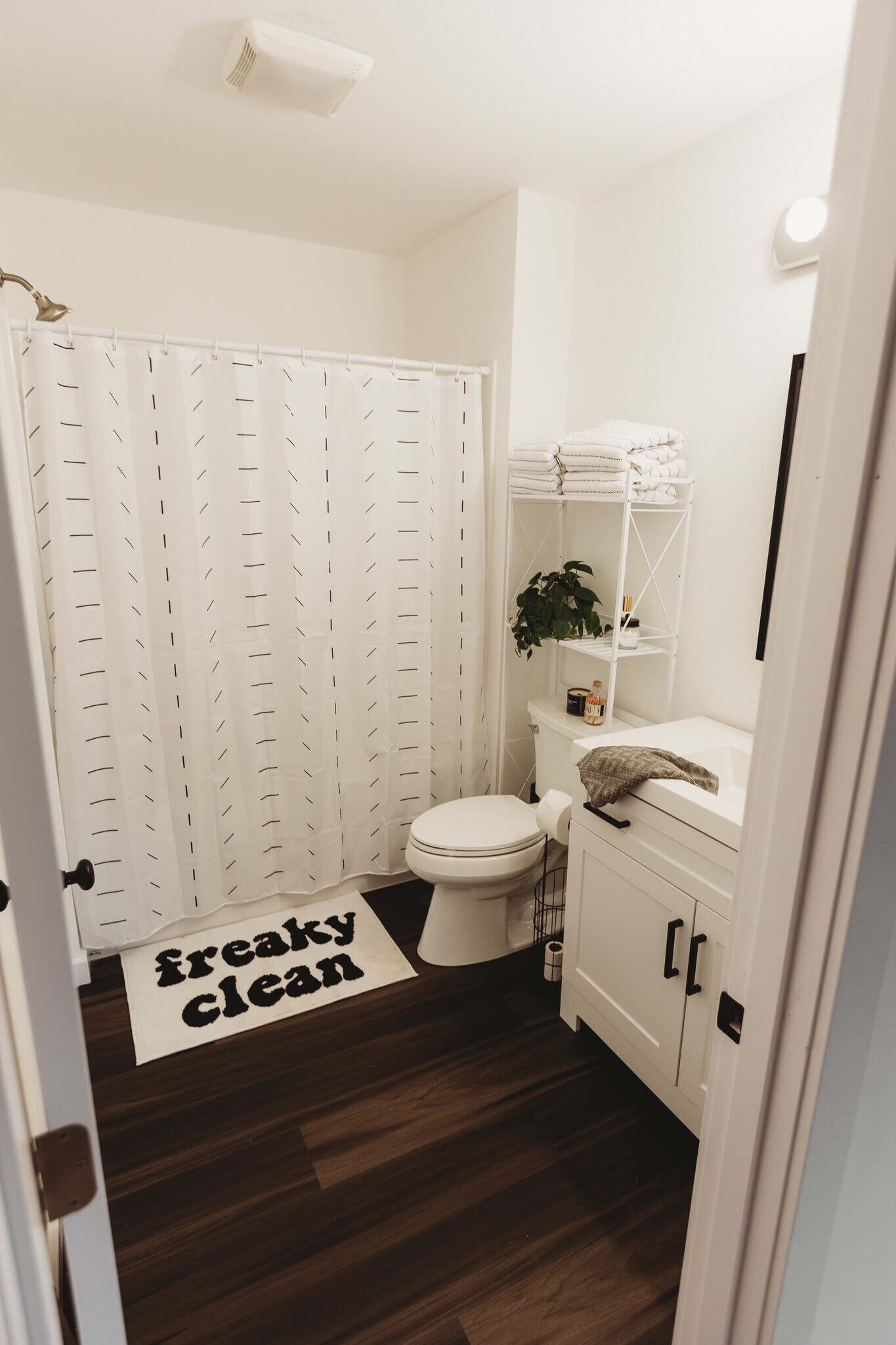 Building Photo - 207 E 9th St