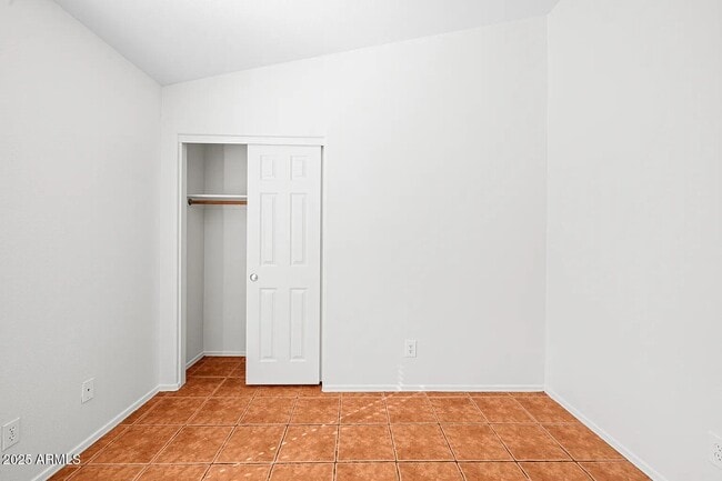 Building Photo - 1083 E Boston Ct