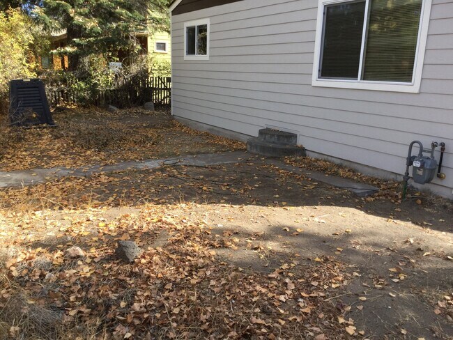 Building Photo - Westside 3 Bedroom House, New Kitchen, Paint, Flooring & Appliances, Attached Garage