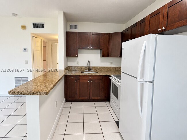 Building Photo - 1525 NE 154th St