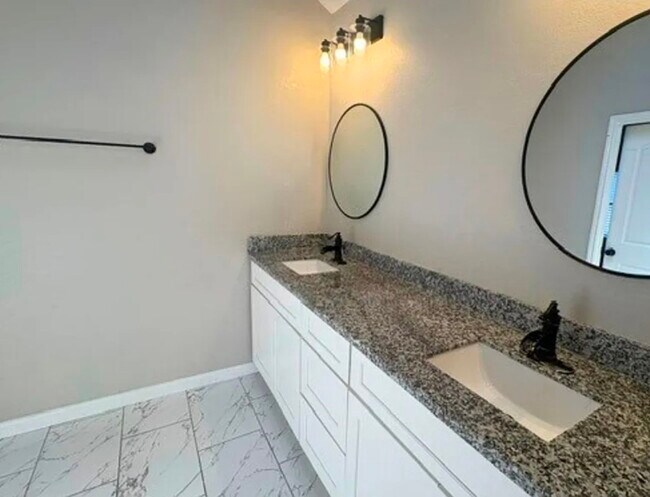 Building Photo - 2519 Silver Cypress Dr