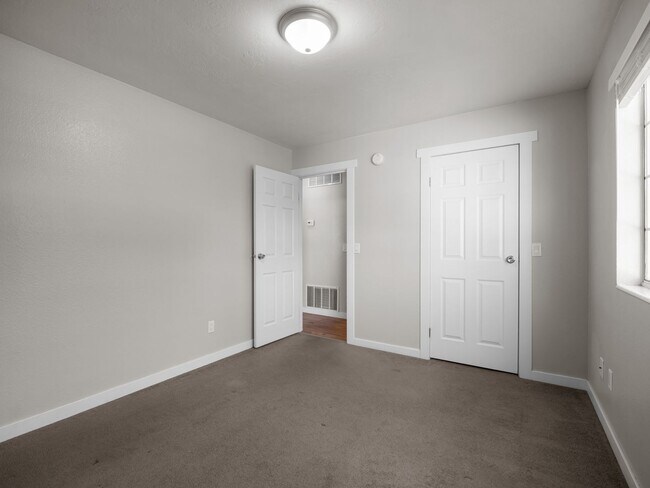 Building Photo - 100 E 600 S