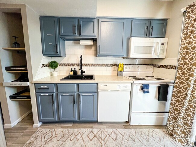 Building Photo - 14898 Granada Dr