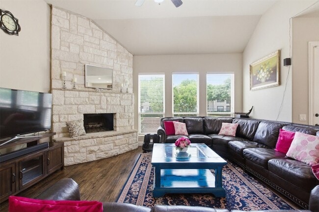 Building Photo - 2304 Lynbridge Dr