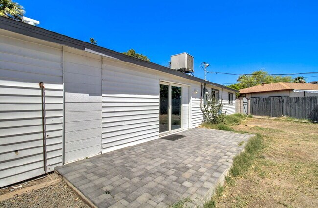 Building Photo - 5657 N 39th Ave