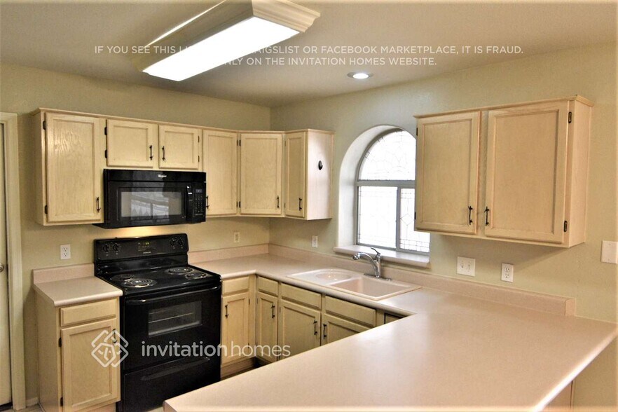 Building Photo - 7934 W Laurel Ln