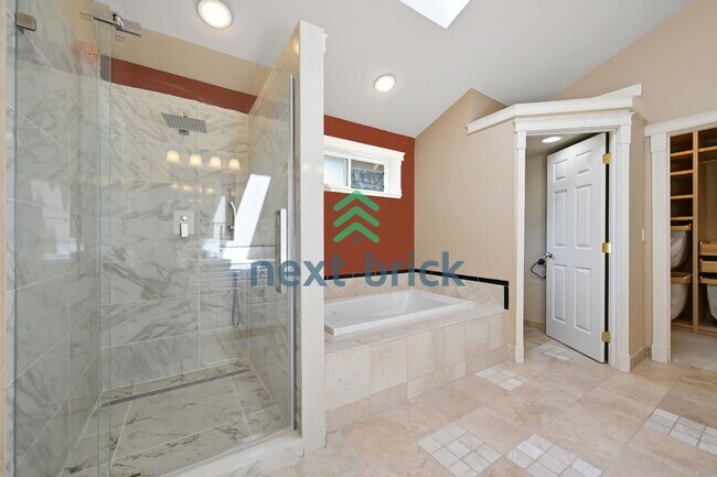 Building Photo - Rare opportunity!! Spacious 3 Bedroom Sammamish Home with 2 bonus rooms, RV Parking & Huge Backyard!