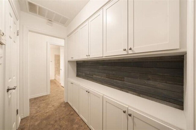 Building Photo - 3010 NE Lancaster Ln