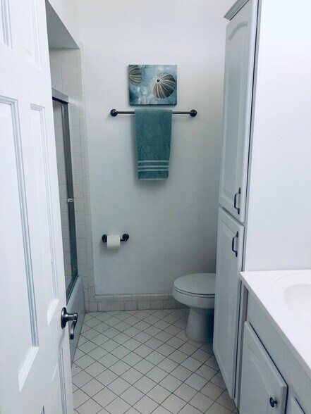Building Photo - 2025 S Ocean Dr