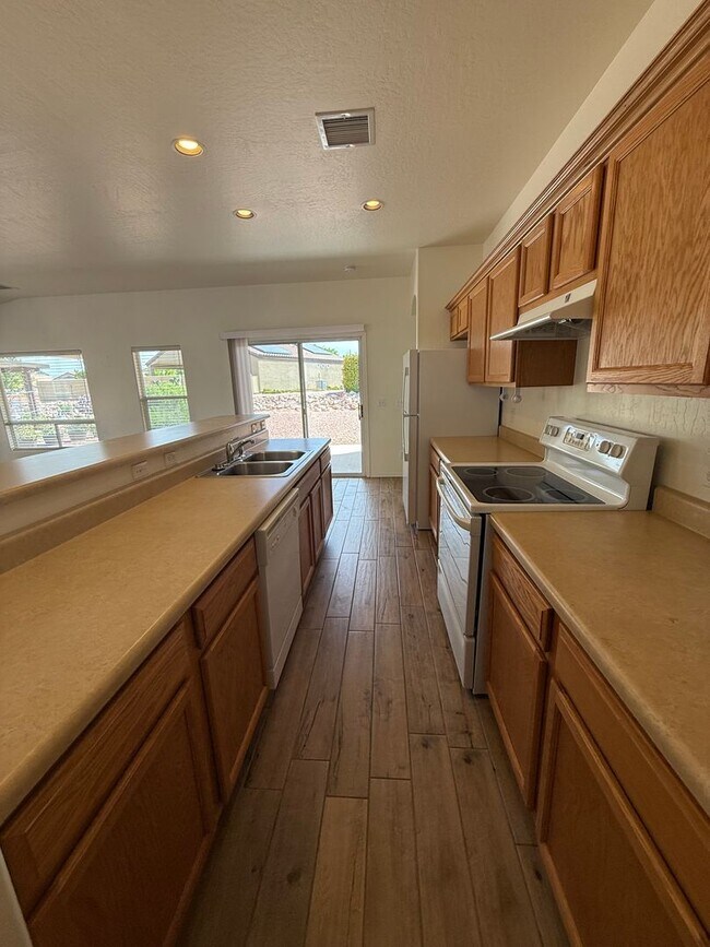 Building Photo - 2 Bedroom 2 Bath in Gated Community in Amante at Verde Fanta Fe Contact Property Pros 928-634-7710
