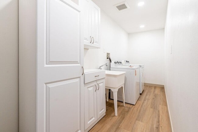 Building Photo - 5739 W Monte Vista Rd